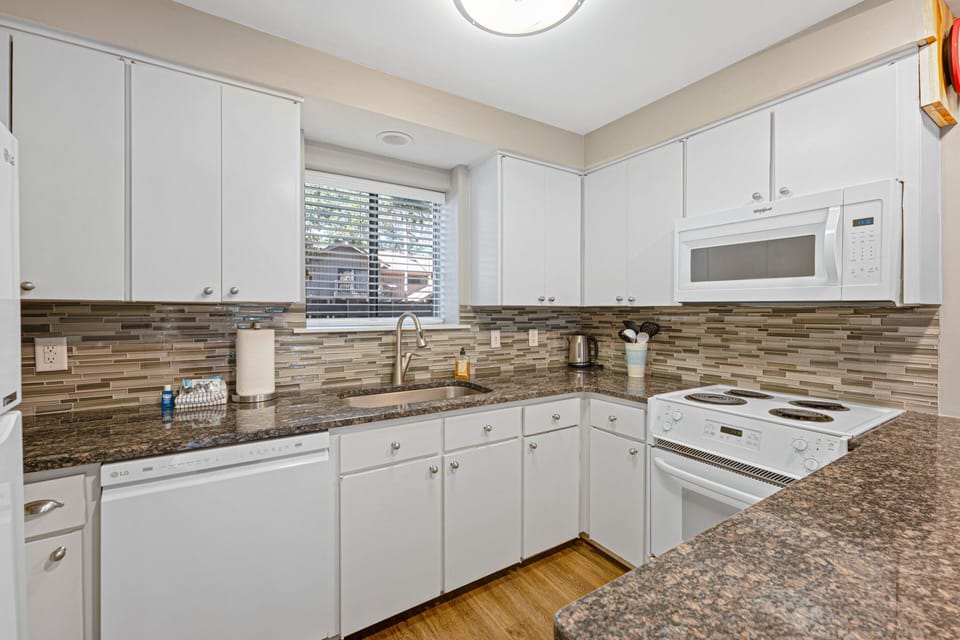 The open layout keeps everything within reach, making it easy to prepare breakfast before heading out to enjoy another day on Hilton Head Island. 🌴🍳