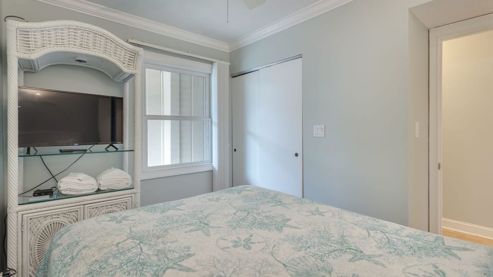 Coastal primary bedroom with queen bedv