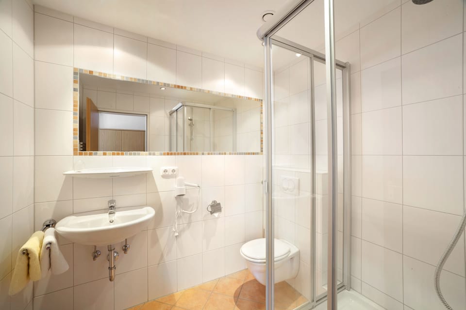 Standard Double Room | Bathroom | Deep soaking tub, free toiletries, hair dryer, bathrobes