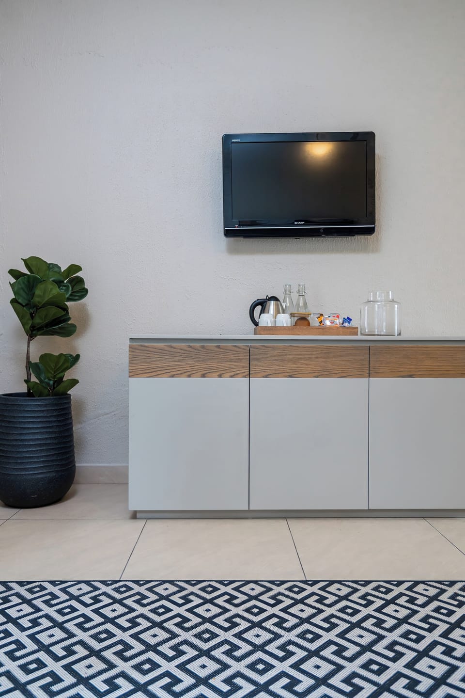 Suite, Multiple Beds | Living area | 32-inch LED TV with satellite channels, TV