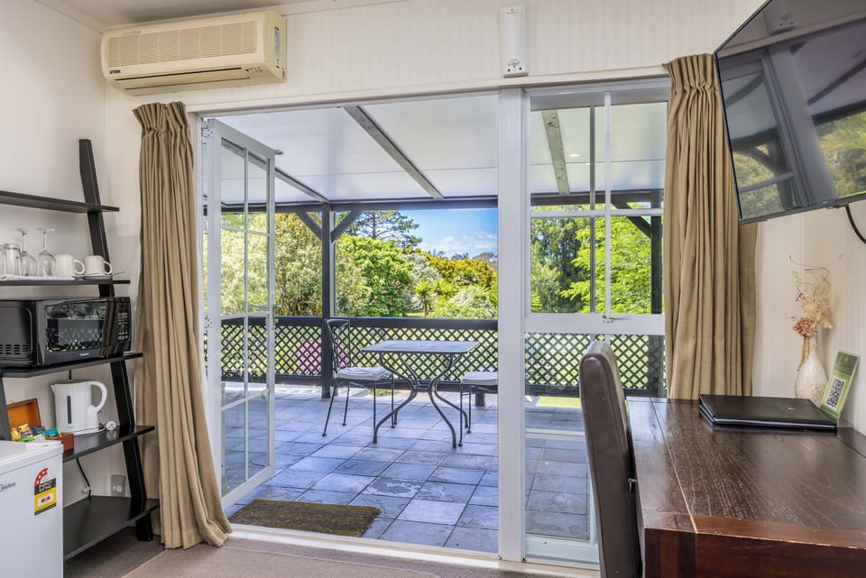 King Studio | Desk, laptop workspace, iron/ironing board, free WiFi