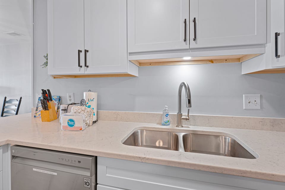 The double stainless sink, modern gooseneck faucet, and durable quartz counters give you plenty of room to spread out.