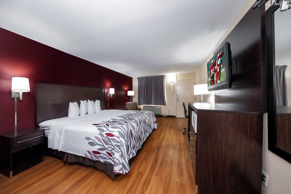 Superior Room, 1 King Bed, Non Smoking | Desk, blackout drapes, iron/ironing board, WiFi (free)