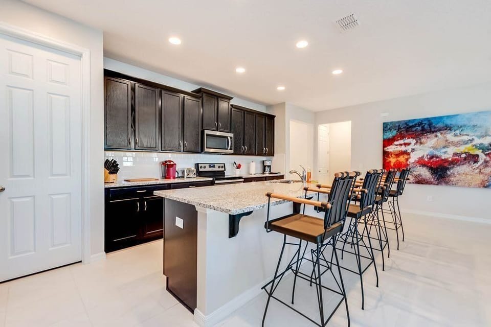 Excellent kitchen with large island and high-top seating