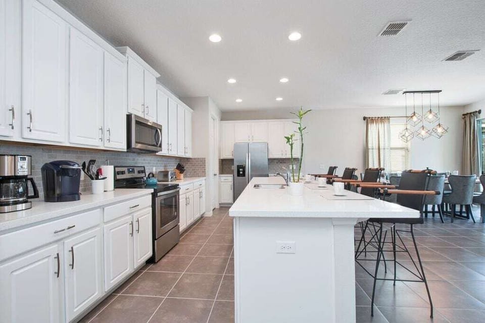 Excellent kitchen with countless amenities and large island