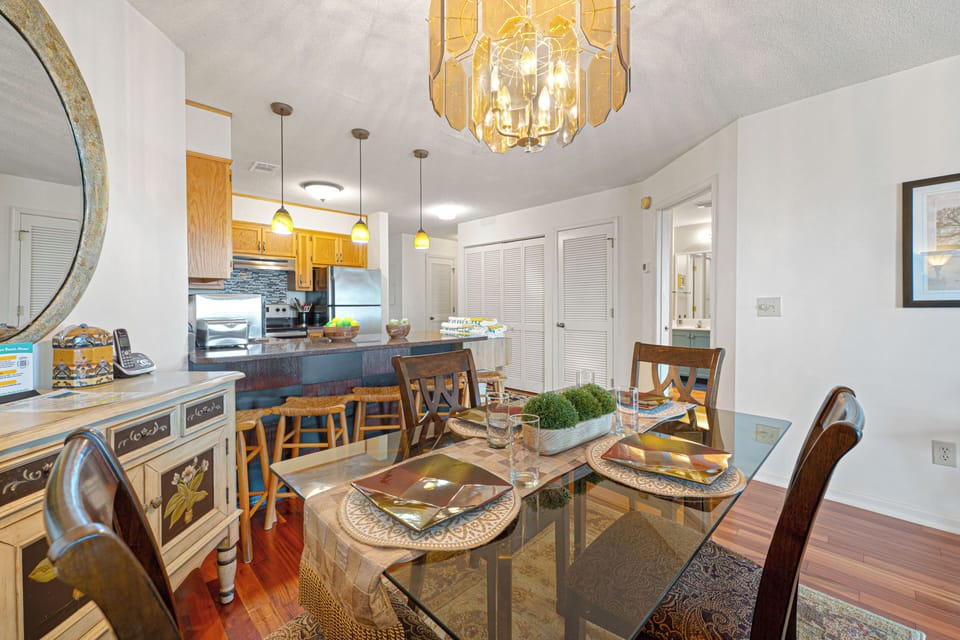 Gather everyone around the table for breakfast before the beach, family dinners, or an evening of cards after a day in the sun.