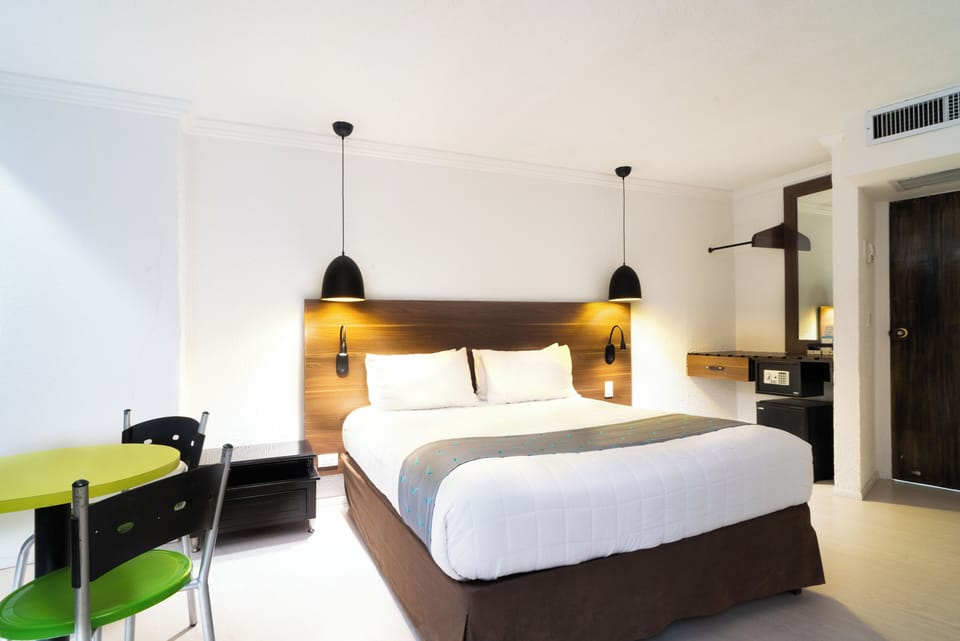 Classic Double Room | Minibar, in-room safe, bed sheets, wheelchair access