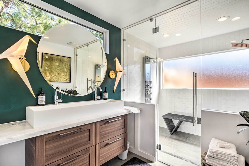 En-Suite Bathroom | Towels Provided