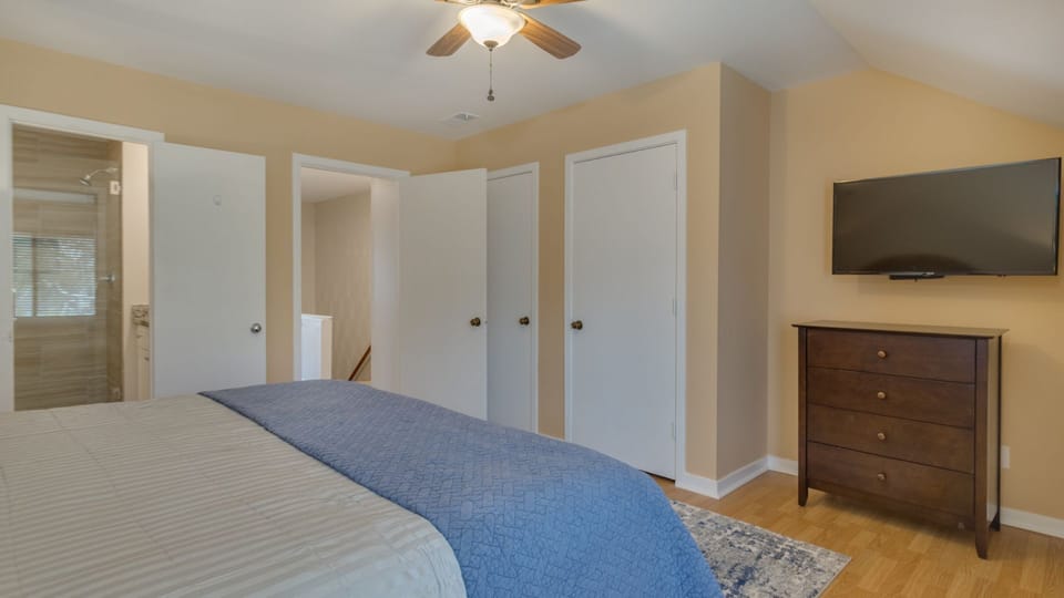 Guest bedroom with ensuite bathroom
