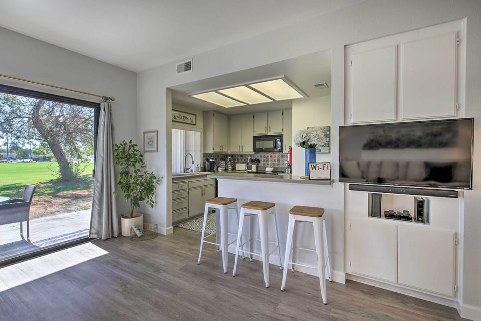 Fully Equipped Kitchen | Breakfast Bar | Free WiFi | Keurig Coffee Maker