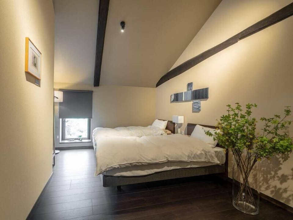 In-room safe, desk, WiFi (free), bed sheets