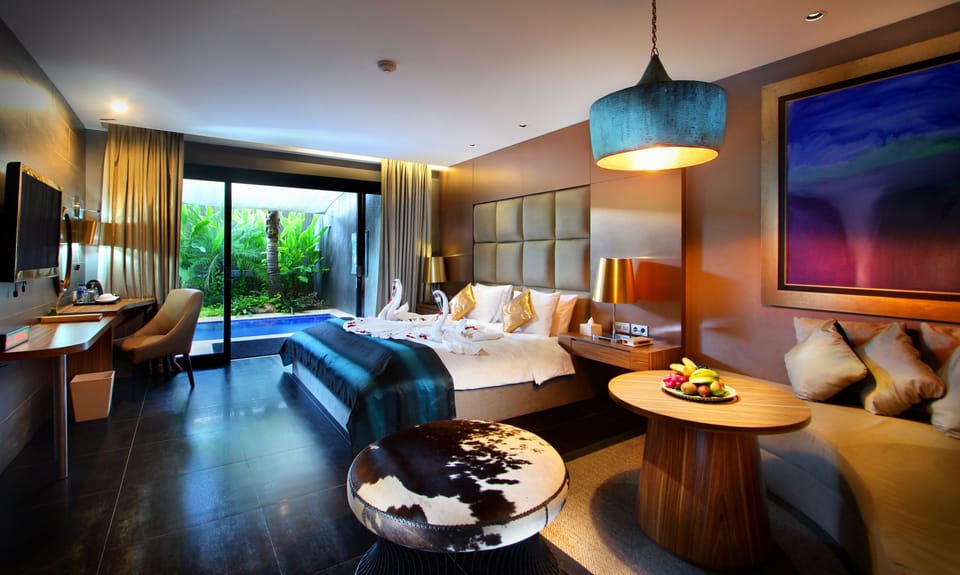 Pool Suite | Desk, soundproofing, iron/ironing board, rollaway beds