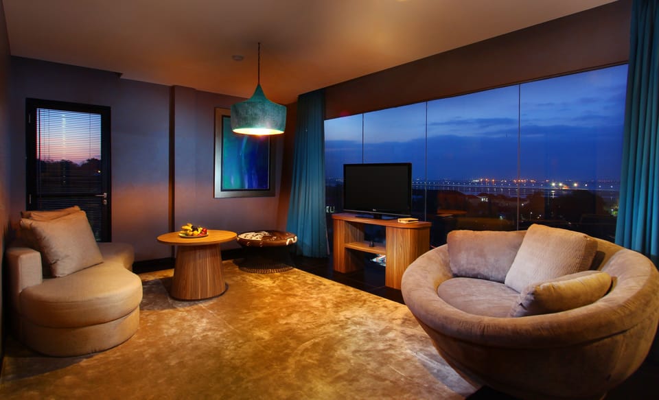 Royal Suite Room | Desk, soundproofing, iron/ironing board, rollaway beds