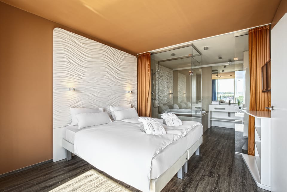 Double room lateral sea view | Desk, blackout drapes, WiFi (free), bed sheets