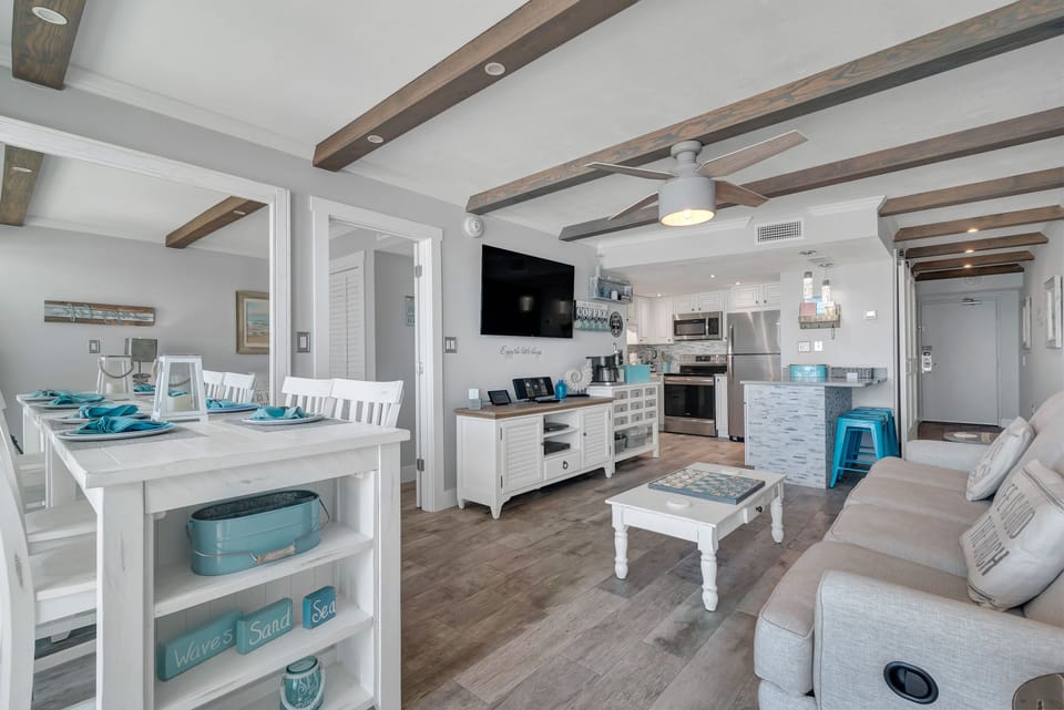 Dining table for 4 and Extra Seating at the Breakfast Bar