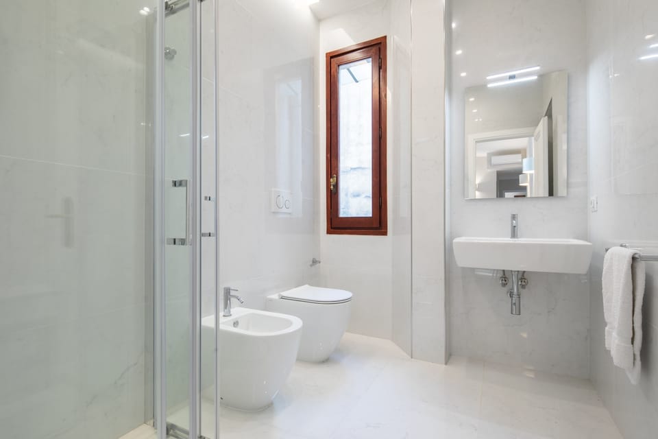 Design Apartment | Bathroom | Free toiletries, hair dryer, bidet, towels