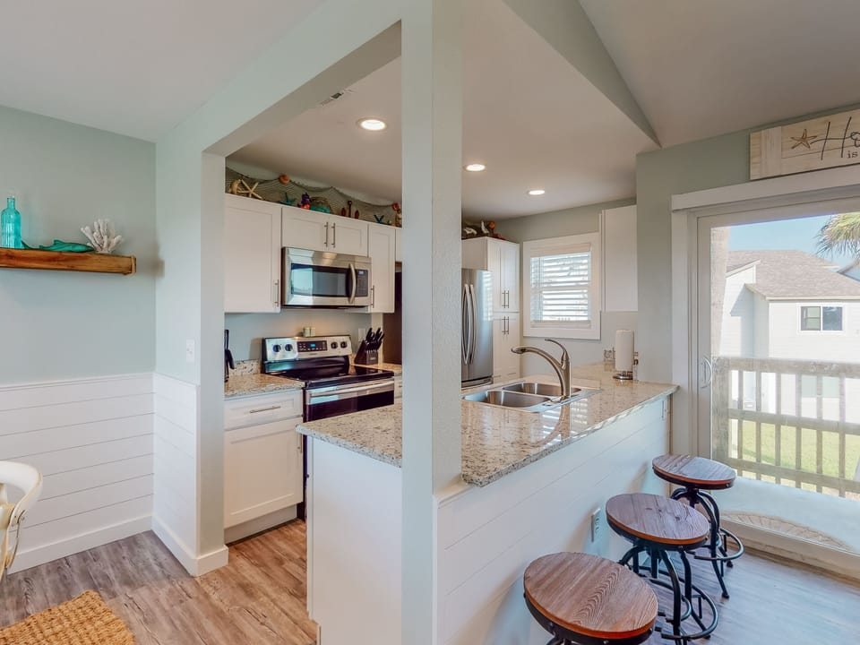 Breakfast Bar with Seating for 3