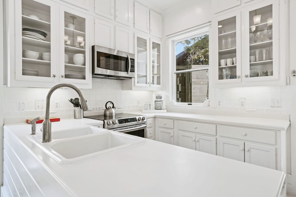 KITCHEN W/CUSTOM BUILT IN CABINETS W/PLENTY OF STORAGE