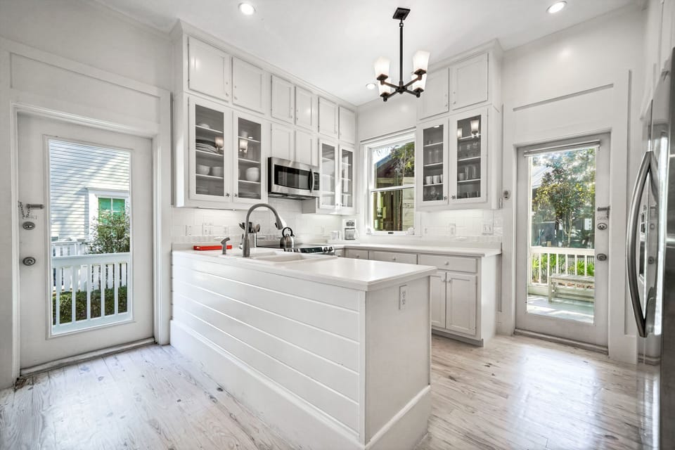 MODERN OPEN UPDATED KITCHEN