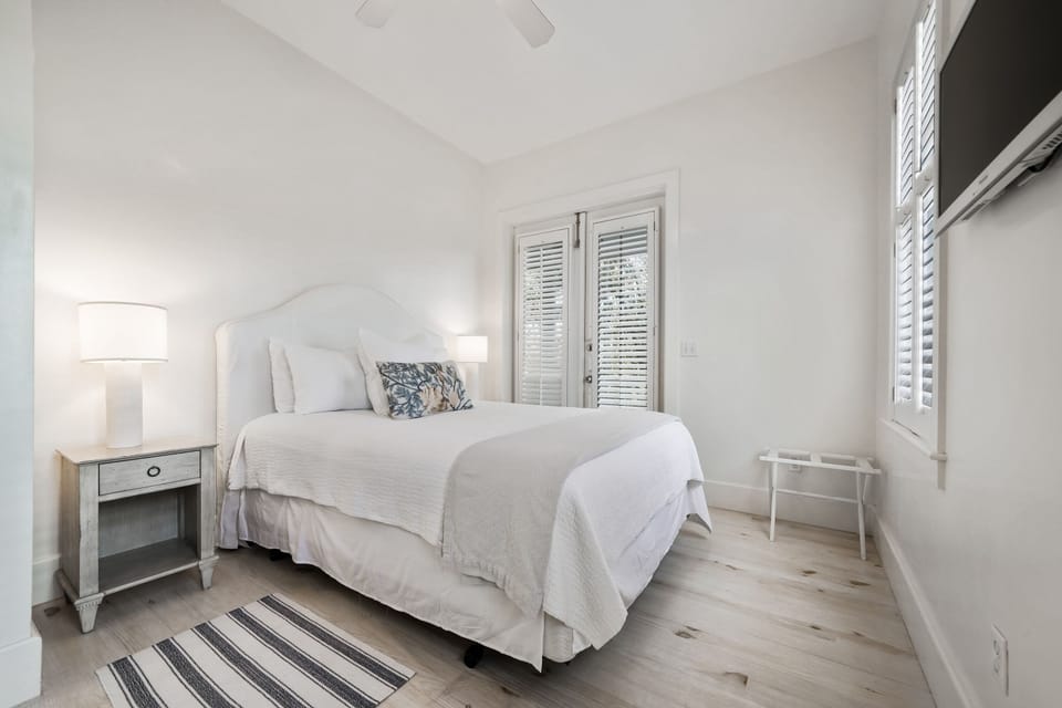 QUEEN W/MOUNTED FLAT SCREEN TV & PORCH ACCESS