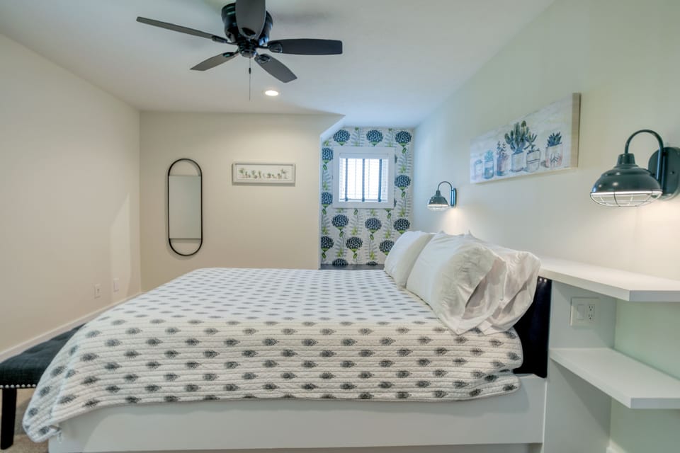 Green Upstairs Mini-Master, Bedroom #2. Queen adjoining 3/4 Bathroom.