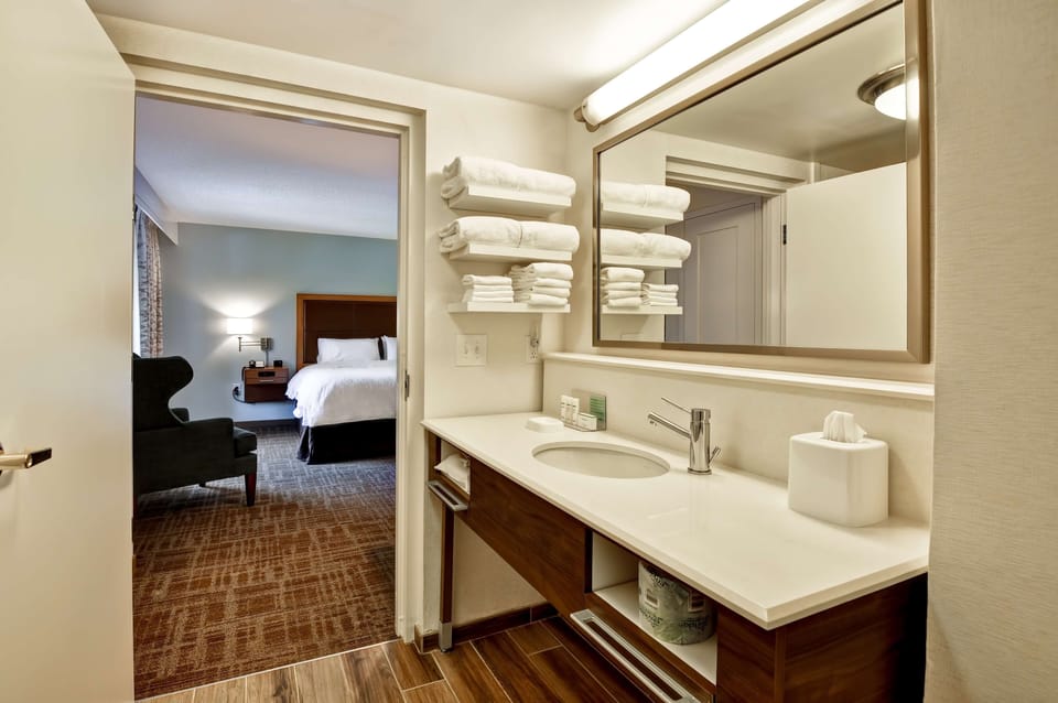 Combined shower/tub, free toiletries, hair dryer, towels