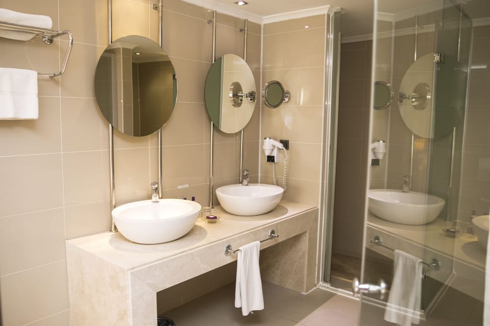 Junior Double Room | Bathroom sink