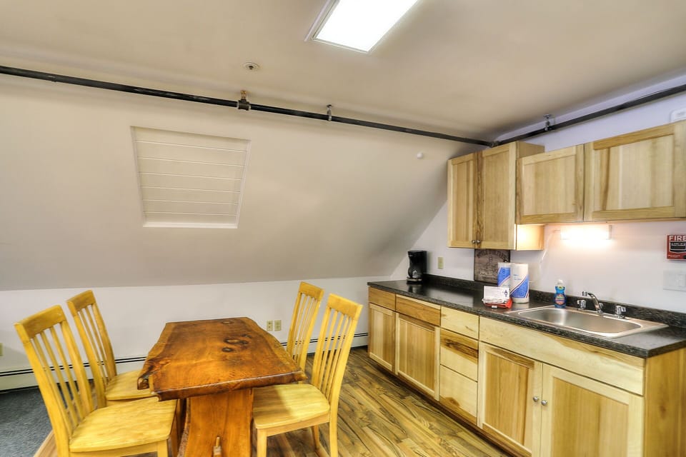 Kitchenette & Table for 4