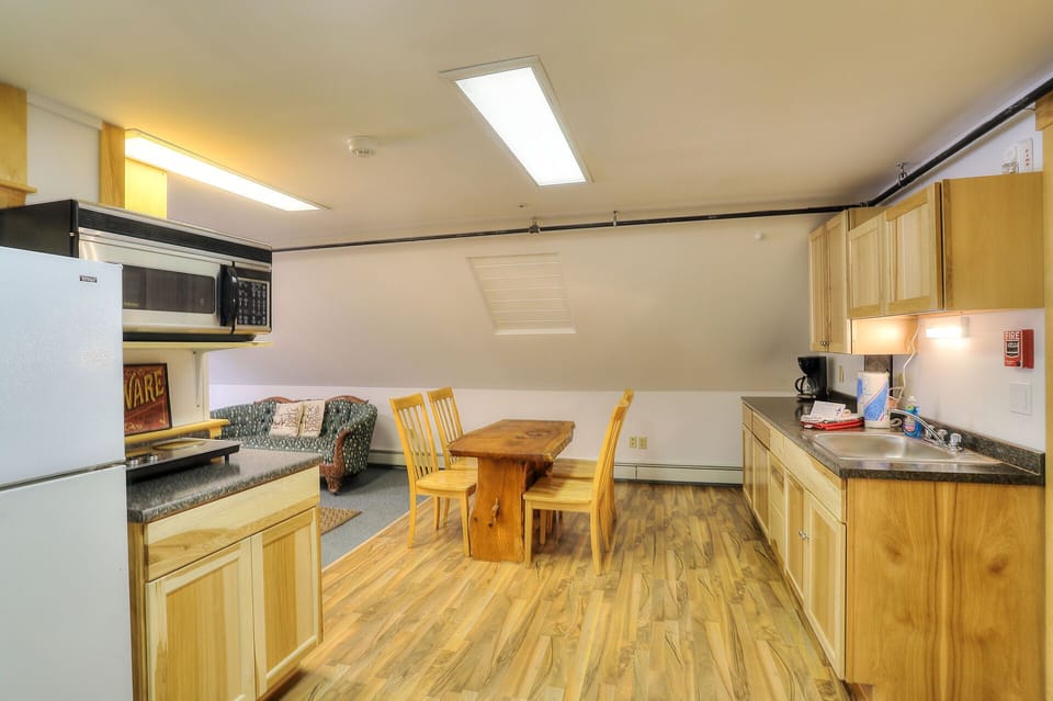 Kitchenette & Table for 4