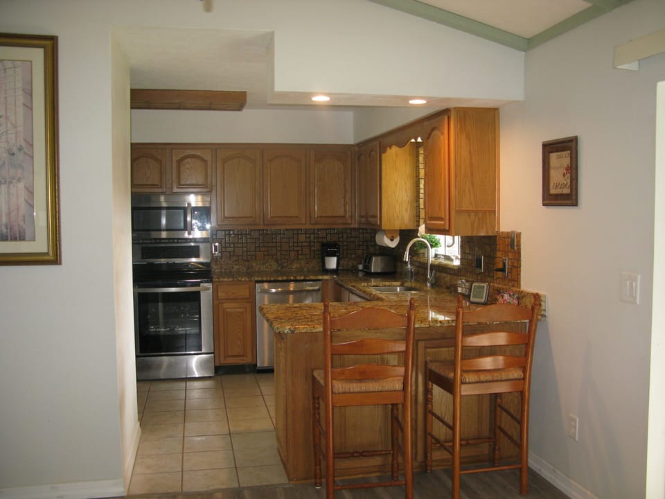 Kitchen and breakfast/serving counter