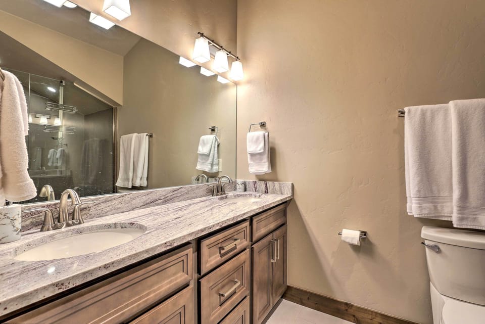 Full Bathroom | Towels Provided