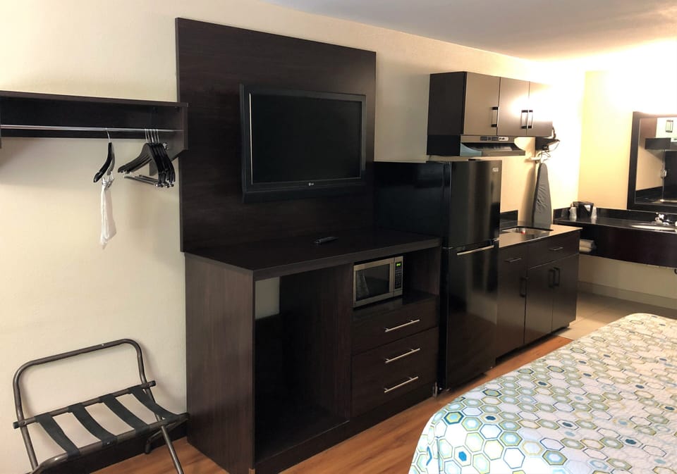 Standard Studio, 1 King Bed, Non Smoking | Private kitchenette | Full-size fridge, microwave, stovetop, coffee/tea maker