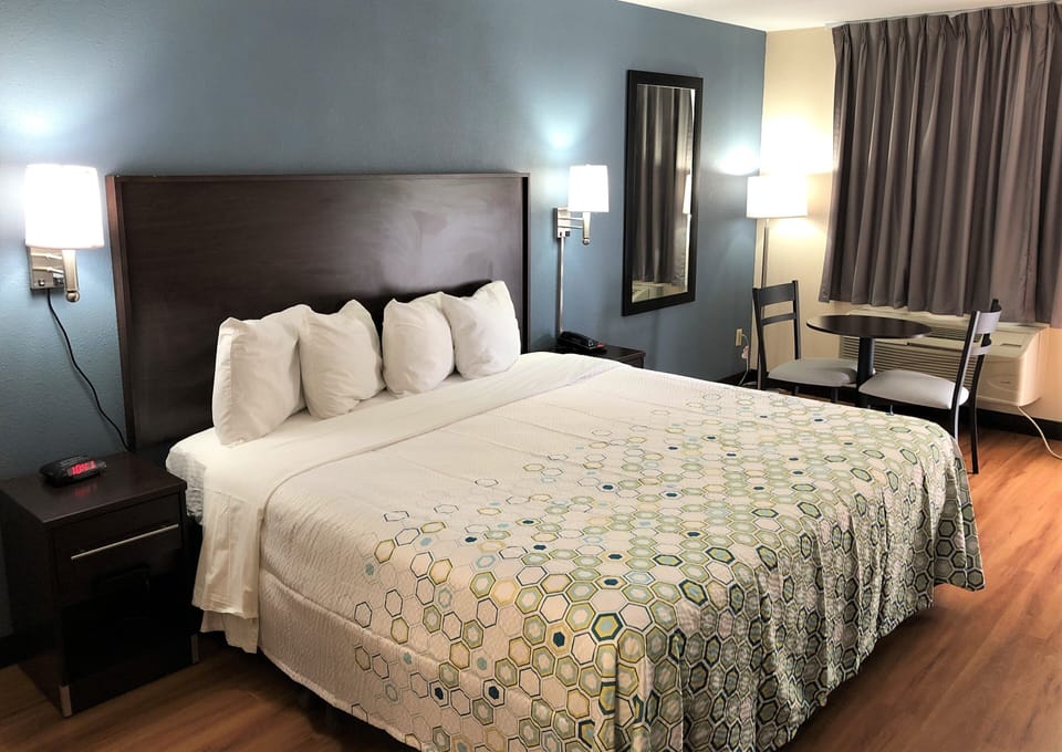 Standard Studio, 1 King Bed, Non Smoking | Desk, laptop workspace, blackout drapes, iron/ironing board