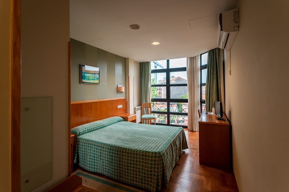 Single Room | Down comforters, desk, free WiFi, bed sheets