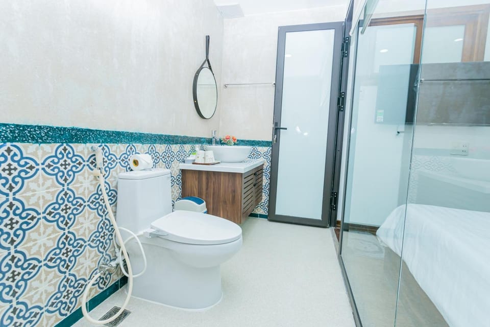 Shower, rainfall showerhead, free toiletries, hair dryer