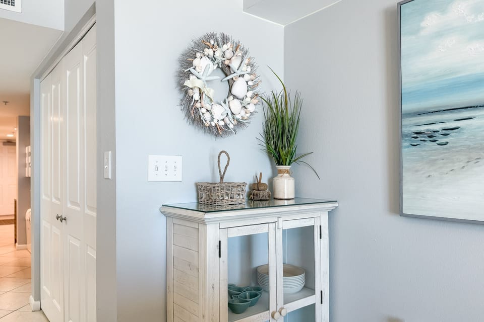 Infusing a sense of tranquility and the wonders of the sea with this delicate coastal art piece.