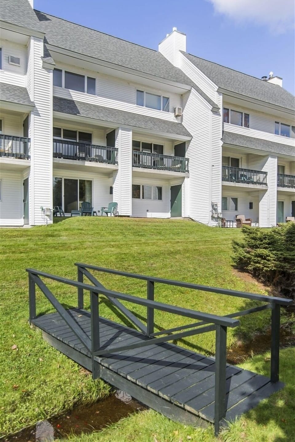 Ski-in/ski-out access, nearby year-round trail systems, seasonal outdoor heated pool, and tennis courts all make this the perfect destination any time of year