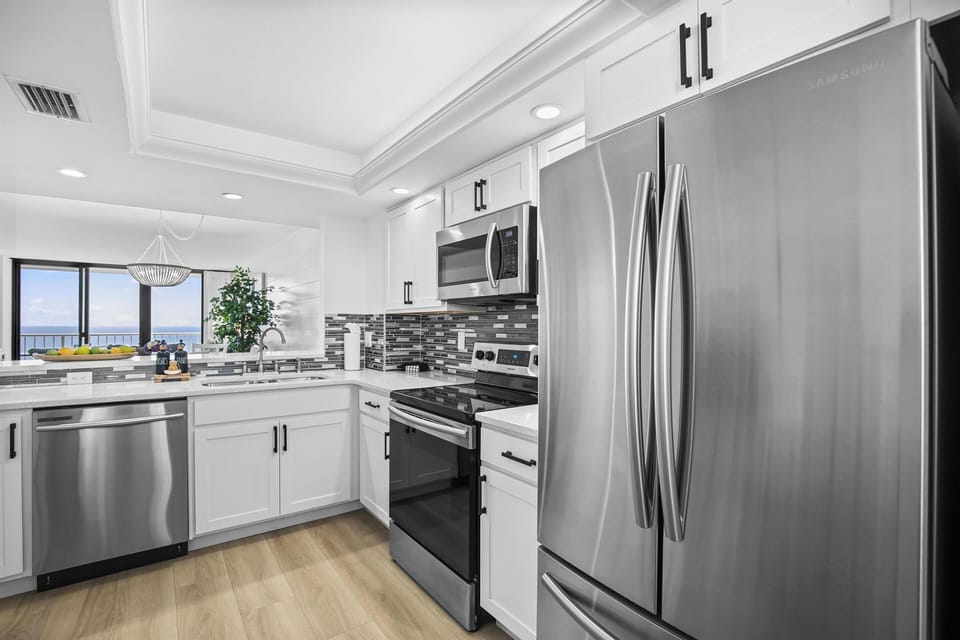 Full, updated kitchen