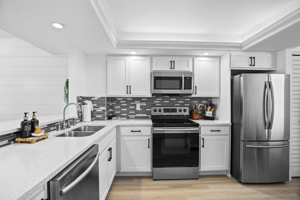 Updated, full kitchen