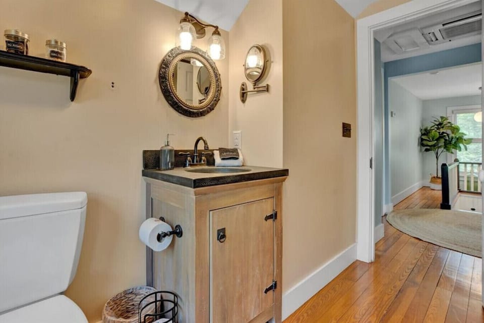 Top floor full bathroom