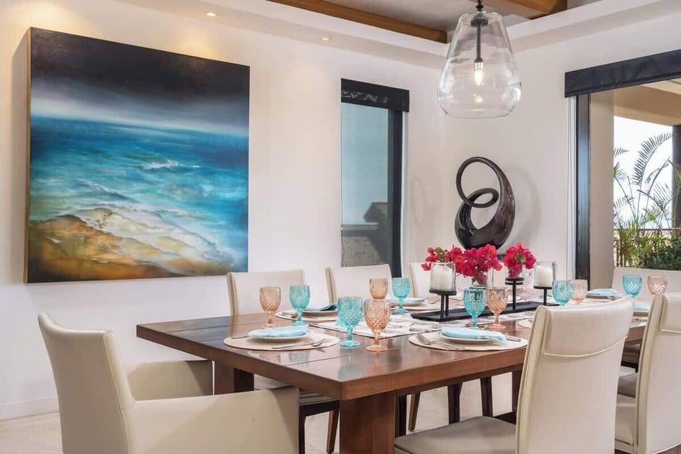 Luxury Dining Table Seats up to 8 Guests 
