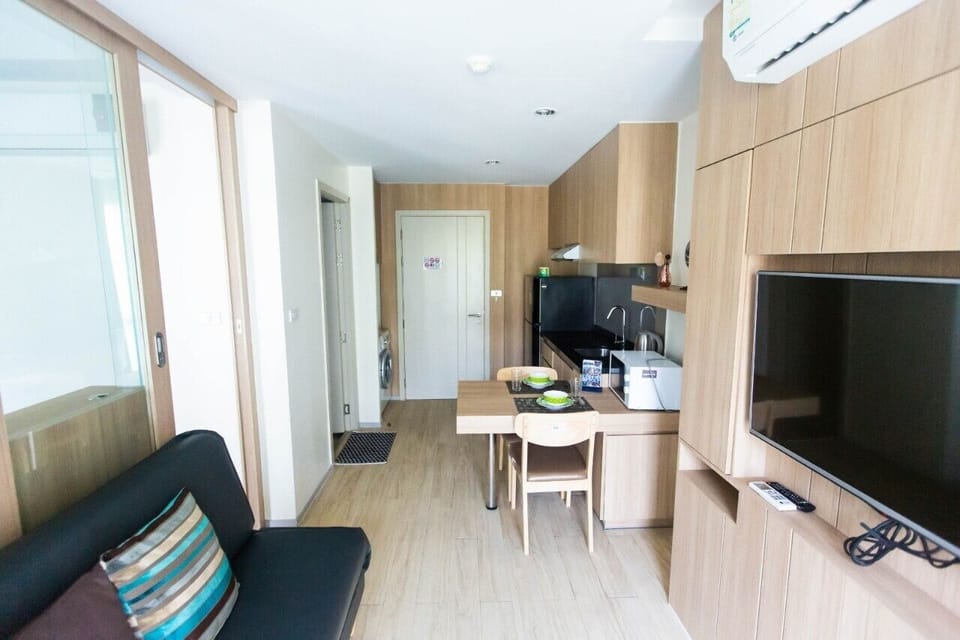 One Bedroom Apartment | Living area | 40-inch flat-screen TV with cable channels, TV