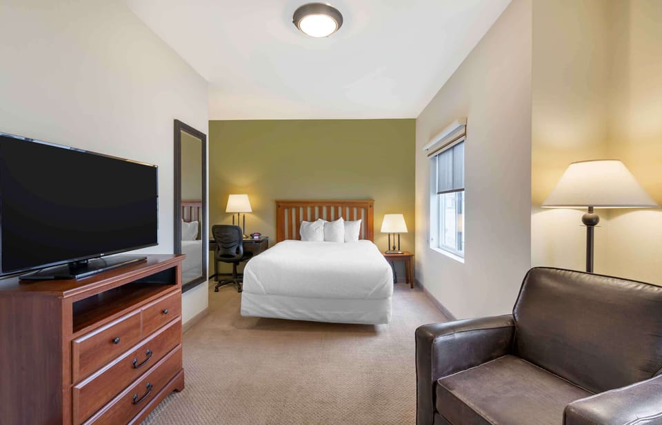 Deluxe Studio, 1 Queen Bed, Non Smoking, Refrigerator & Microwave | Pillowtop beds, desk, laptop workspace, blackout drapes