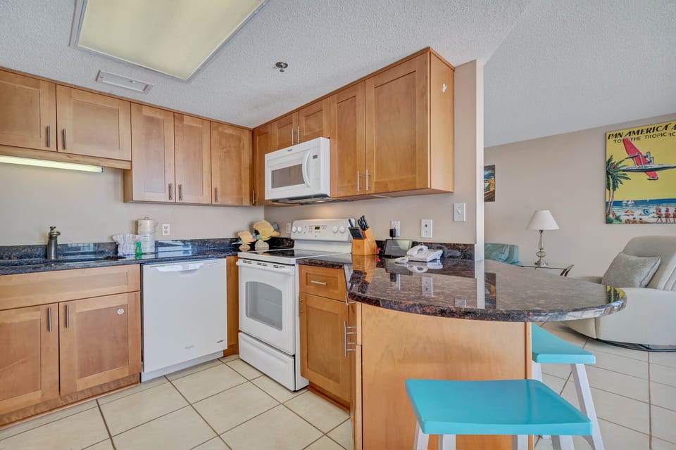 Fully Equipped Kitchen with Extra Seating at the Breakfast Bar