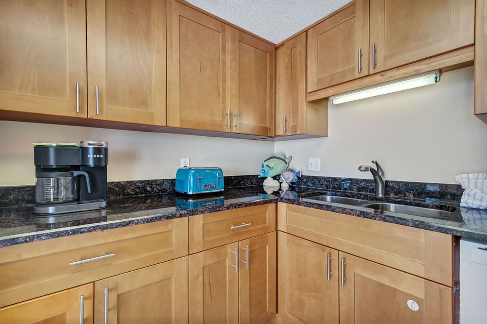 Full Size Kitchen with extra seating at the Breakfast Bar