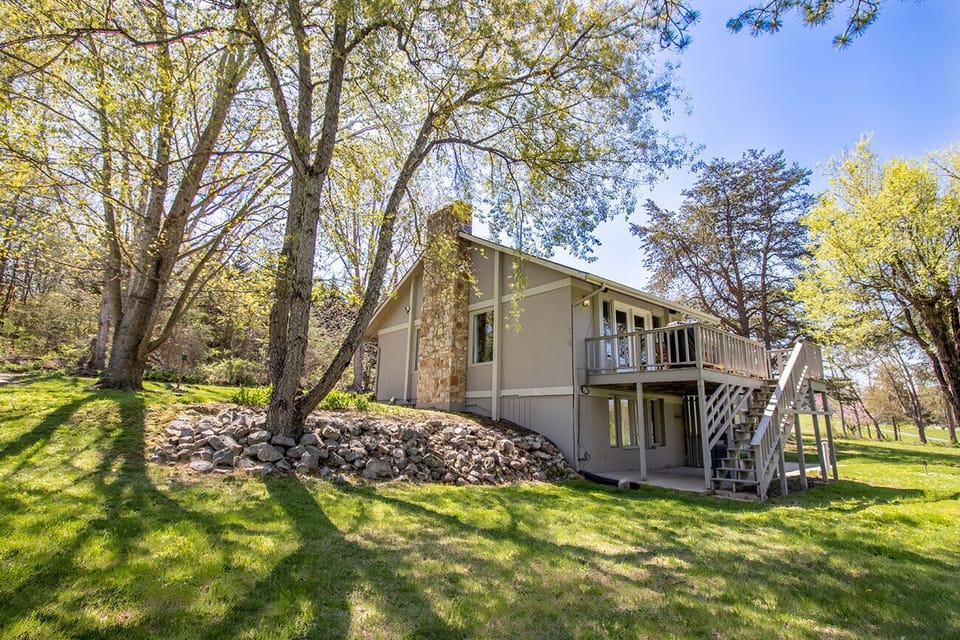 Woodside Refuge offers a spacious yard with a private deck 