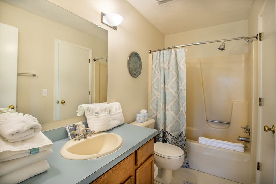 Main level full bathroom accessible for all guests