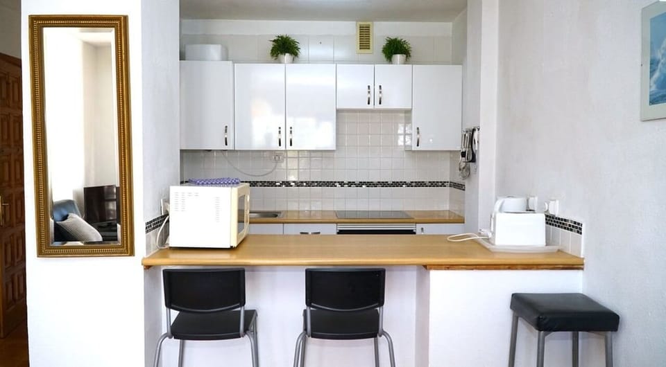 Fully fitted kitchen with breakfast bar
