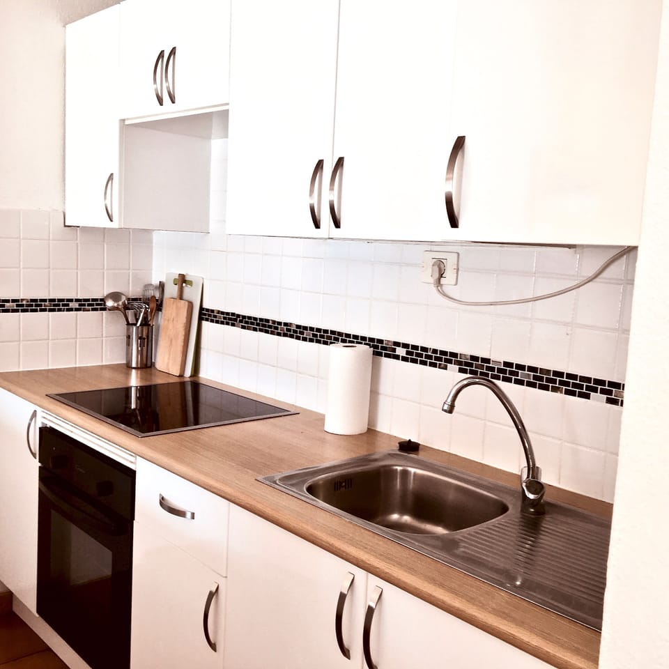 Fully fitted kitchen with oven, hob, fridge, kettle, toaster etc