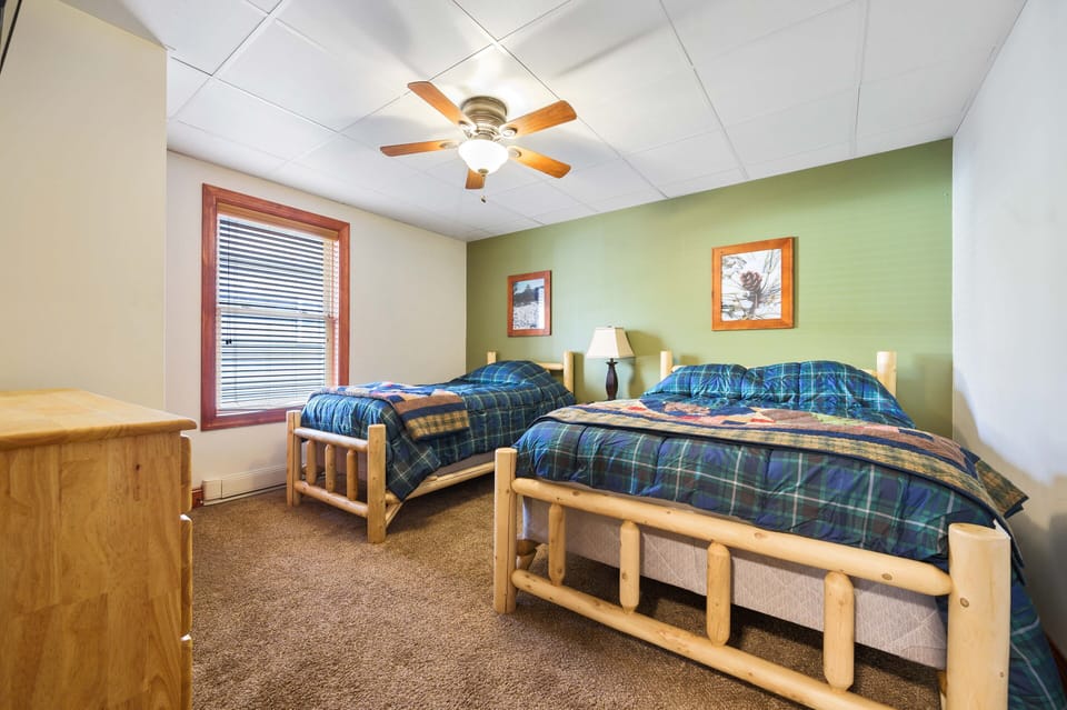 LOWER LEVEL BEDROOM - COMFORTABLY SLEEPS 3
1 TWIN/1 FULL